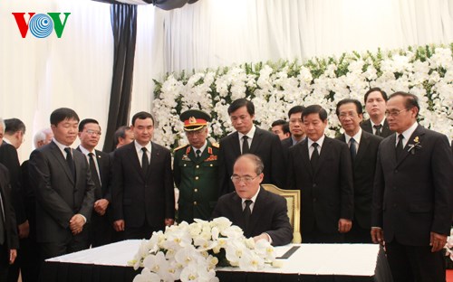 คณะผู้แทนพรรครัฐเวียดนามไว้อาลัยสมเด็จ เจียซิม หัวหน้าพรรคประชาชนกัมพูชาและประธานวุฒิสภากัมพูชา